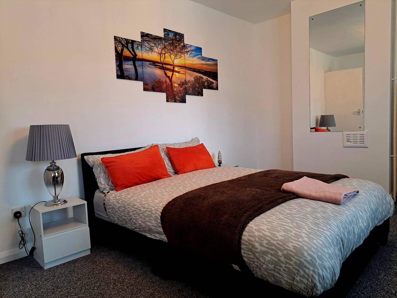 2 Bedroom House in Leeds - Sleeps 5, Wifi, Pets in Leeds, Yorkshire del Oeste