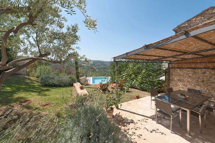 Ferienhaus für 6 Personen, mit Balkon und Terrasse sowie Garten und Pool