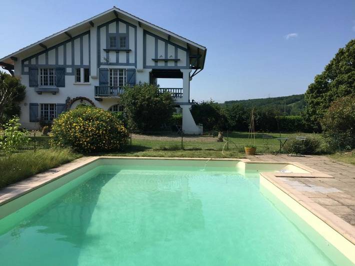 Chambre d’hôte pour 2 personnes, avec jardin ainsi que piscine et vue