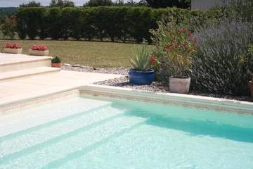 Gîte pour 4 personnes, avec terrasse ainsi que jacuzzi et jardin à Savignac-sur-Leyze