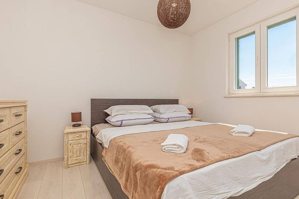 Hermosa casa de 2 dormitorios en. in Rogoznica, Condado de Šibenik-Knin