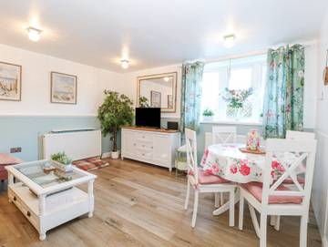 Log Cabin for 2 People in Hunstanton, Norfolk, Photo 2