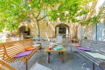 Gîte pour 10 personnes, avec jardin et terrasse à Sérignan-du-Comtat