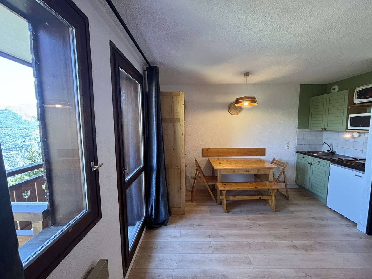 Ganze Wohnung, Helle 2-Zimmer-Wohnung 400m von Pisten, inkl. Parkplatz in Auris, Nationalpark Écrins