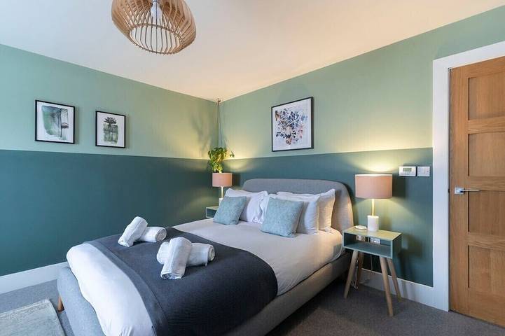 Modern-Ferienhaus-Eigenes Badezimmer-Strassenblick in Cheltenham, Gloucestershire