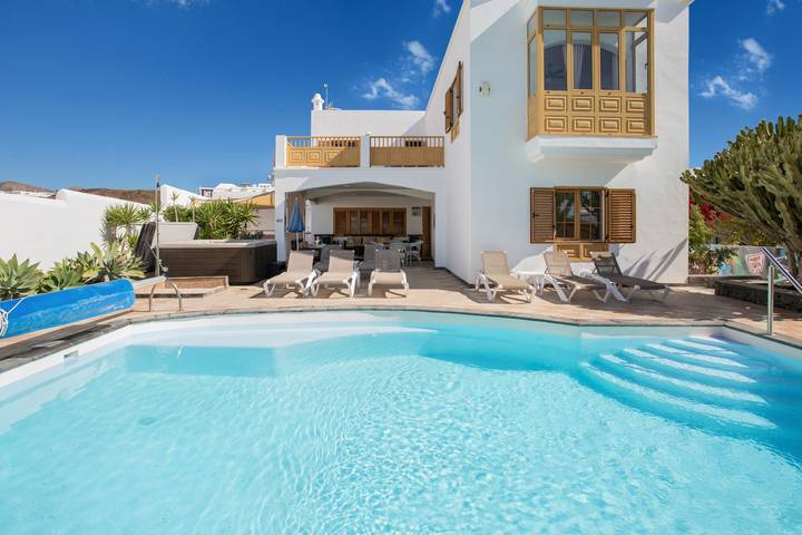 Ferienhaus für 8 Personen, mit Balkon und Whirlpool sowie Garten in Puerto del Carmen
