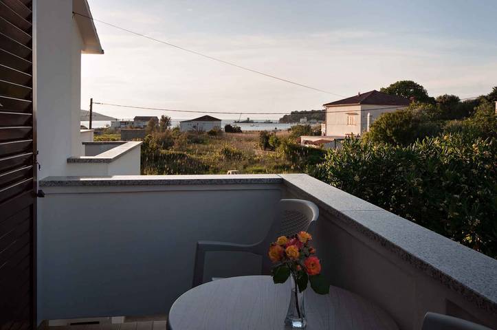 Appartamento per 3 persone, con balcone e giardino a Rab