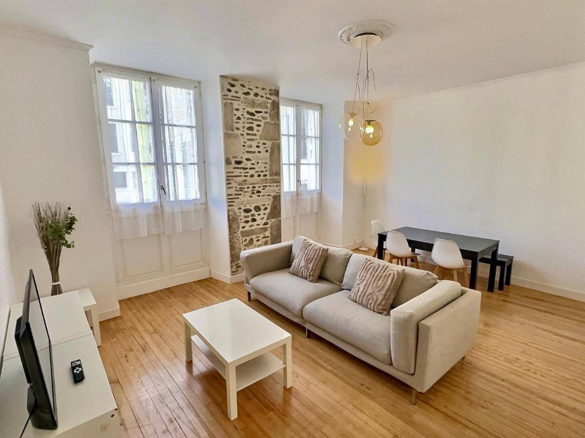 Appartement entier, Wonderhost, confort et points de vue remarquables in Pau, Béarn