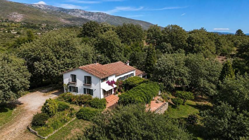 Chalet para 18 personas, con Balcón y Terraza además de Jardín y Piscina en Candeleda