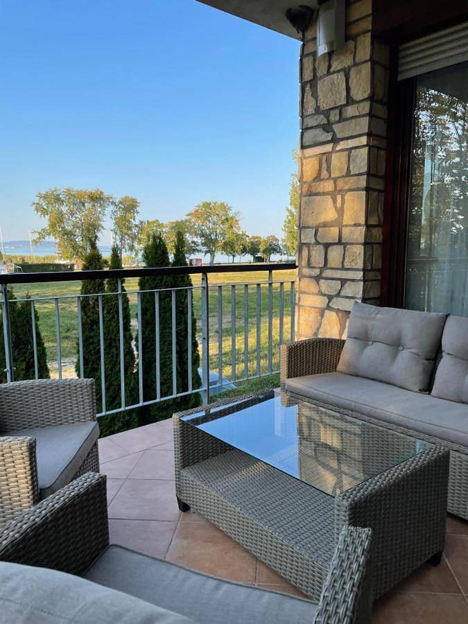 Ferienwohnung für 9 Personen, mit Garten und Seeblick sowie Pool und Ausblick in Zamardi