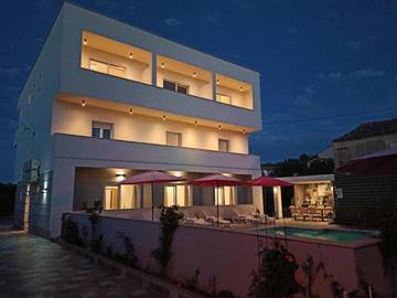 Maison d’hôte pour 2 personnes, avec vue ainsi que piscine et jardin à Pomer