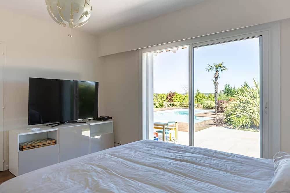 Exceptional Villa 10 Minutes From Bordeaux in Carignan-de-Bordeaux, Región de Burdeos