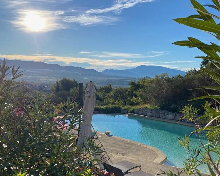 Chambre d’hôte pour 3 personnes, avec terrasse et vue ainsi que piscine et jardin