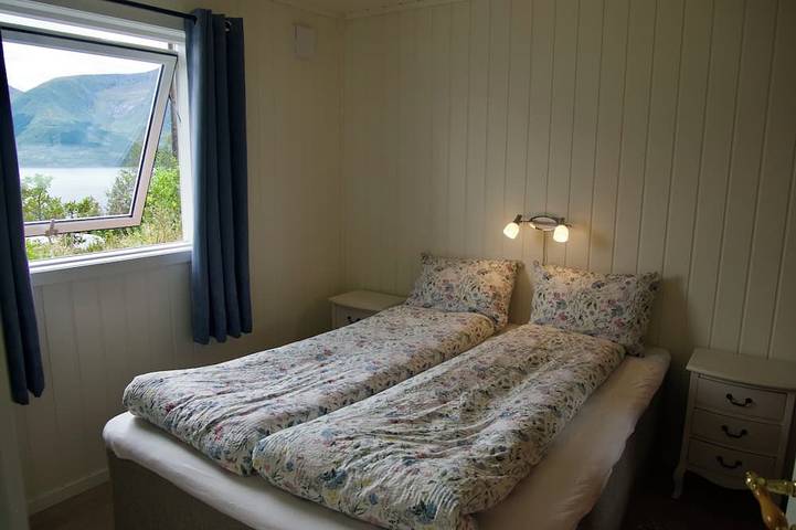 Haus in ruhiger Lage mit Panoramablick über  die alpen unt fjord. in Hareid