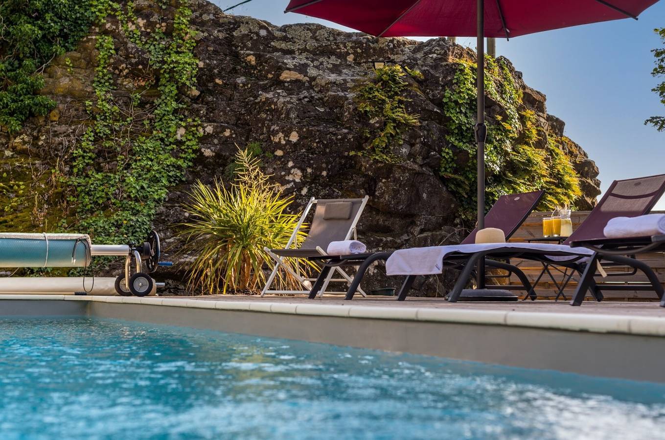 Habitación de huéspedes 'La Grange 1' con vistas a la montaña, piscina compartida y Wi-Fi in Saint-Pons (Rhone-Alps), Ardèche