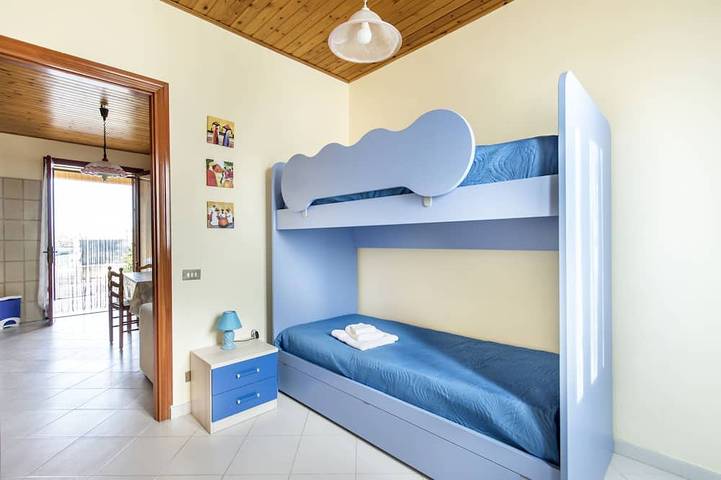 Villa independiente cerca del mar, vallada con jardín y parking interior. in Spiaggia (Campofelice di Roccella), Campofelice di Roccella