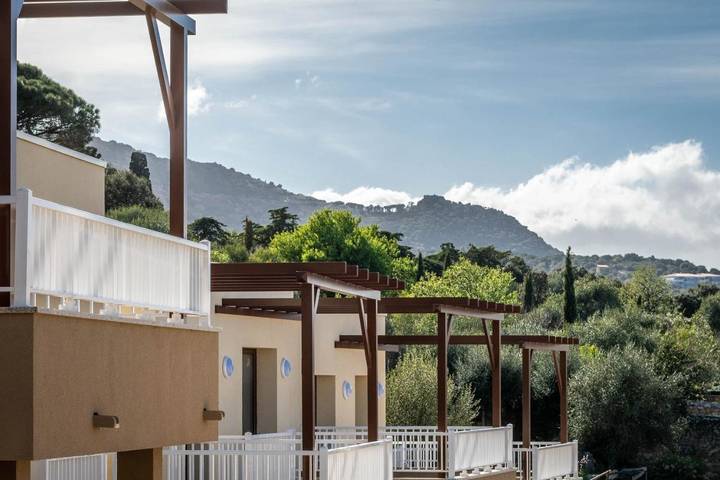 Appart’hôtel pour 4 personnes, avec vue ainsi que piscine et jardin