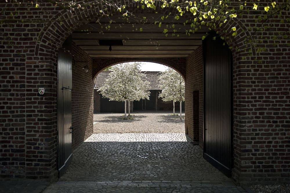Romantischer Hausteil in denkmalg. Vierkanthof (Freilage) mit Garten-Terrasse in Heinsberg, Rheinland