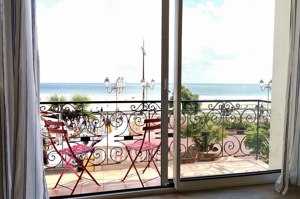 Entire apartment, Villa Henry - Apartment 4 pe. - Facing the Beach in Les Sables-d'Olonne, Vendée