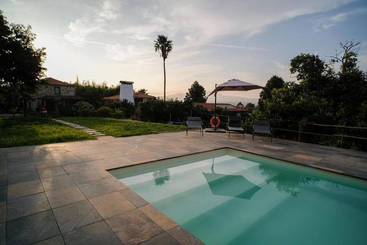 Cottage pour 2 personnes, avec piscine ainsi que vue et jardin dans Geraz Do Lima