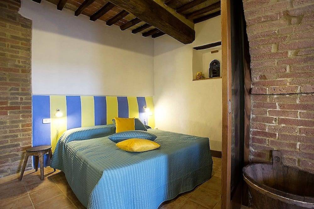 Ganze Wohnung, Typische toskanische Residenz in einem alten Dorf am Stadtrand von Siena in Monticiano, Siena Provinz