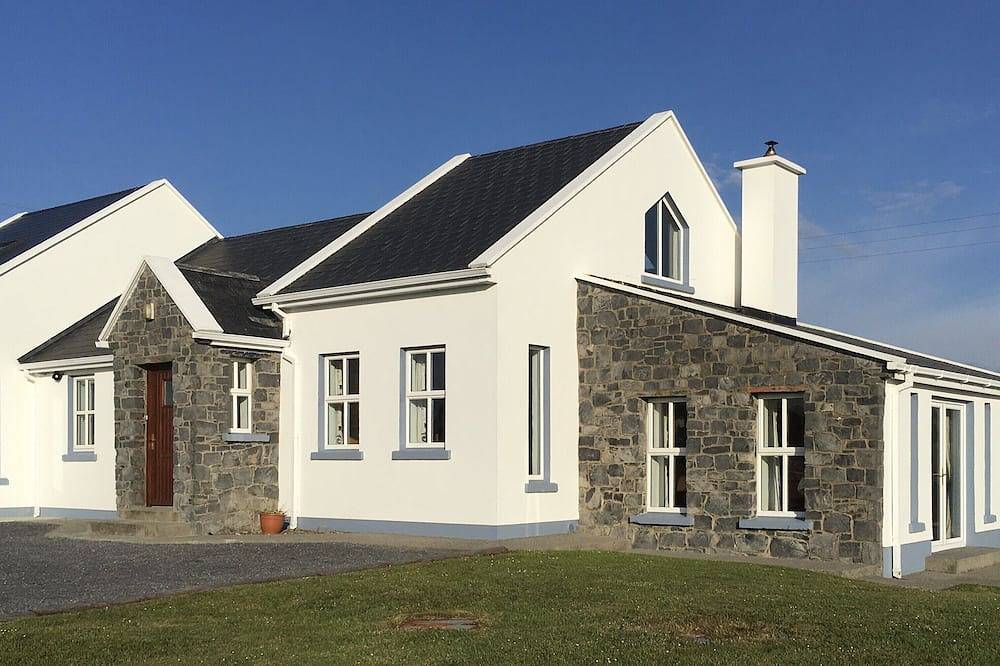 Schöne Aussicht auf das Meer an der Westküste von Irland, entlang der Wild Atlantic Way. in County Clare