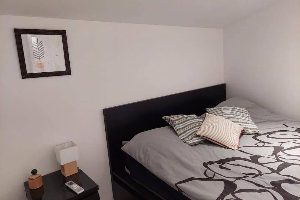 Entire apartment, T1 at the foot of Garlaban with small garden in Aubagne, Marseille region