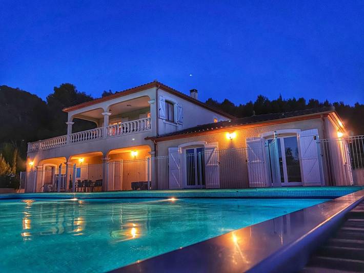 Villa pour 12 personnes, avec jacuzzi et balcon/terrasse ainsi que terrasse et piscine, adapté aux familles dans l' Aude