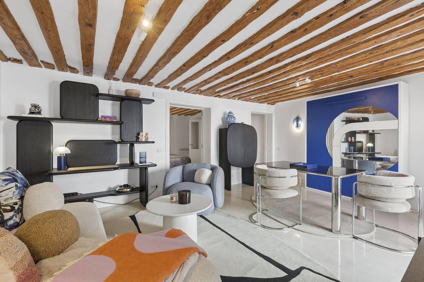 Entire apartment, Stylish Retreat by Plaza Santa Ana in Centro (Madrid), Madrid