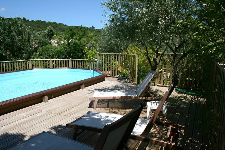 Gîte pour 5 personnes, avec terrasse ainsi que jardin et piscine à La Roque-sur-Cèze