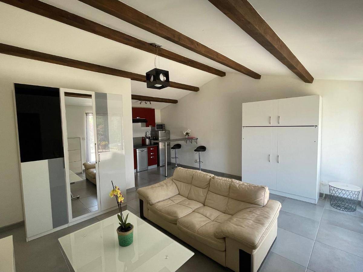Appartement entier, Studio charmant avec terrasse in Lançon-Provence, Côte méditerranéenne (France)