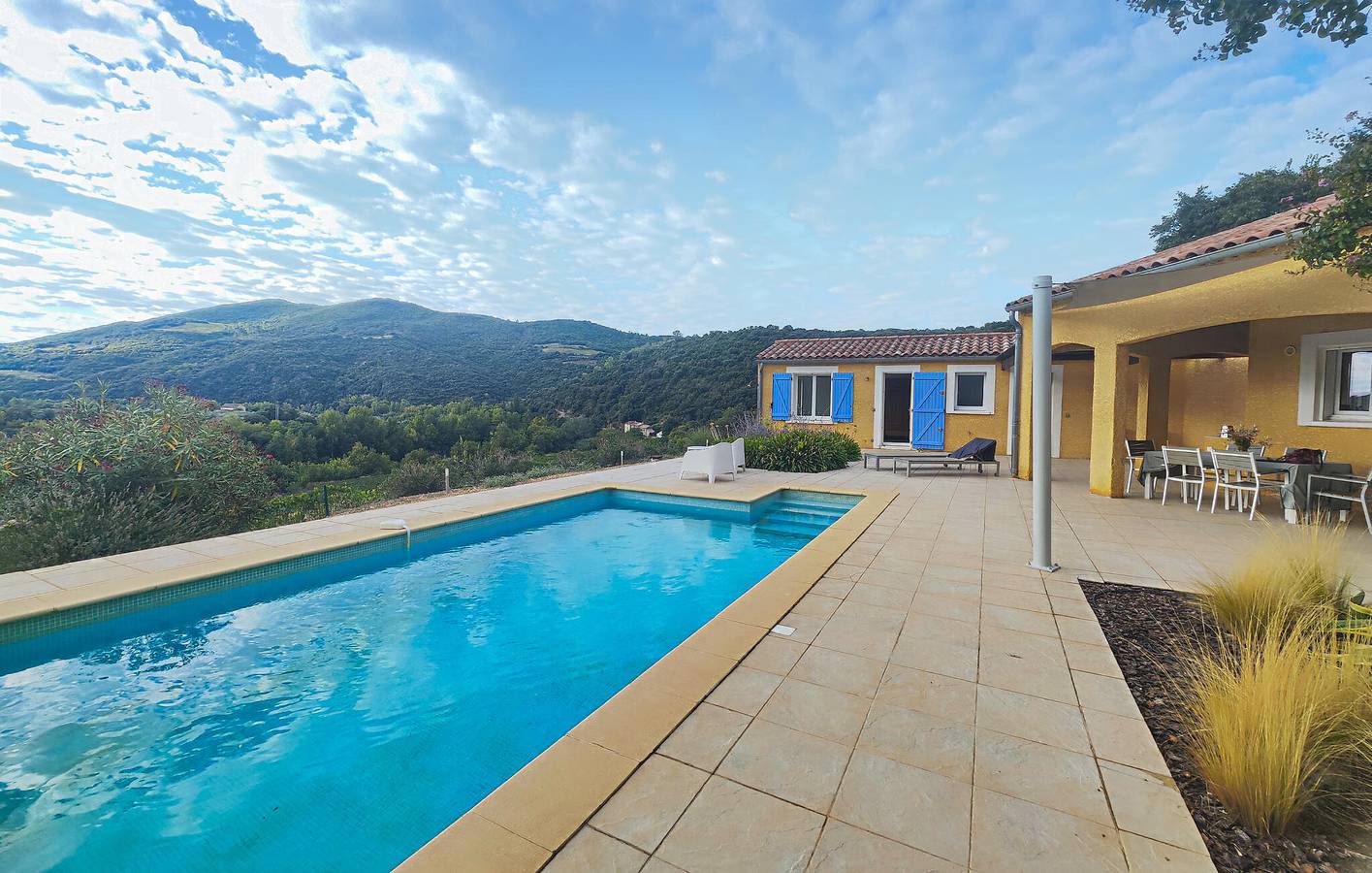 Retraite au bord de la rivière avec piscine et WiFi près de L'Orb in Roquebrun, Région de Béziers