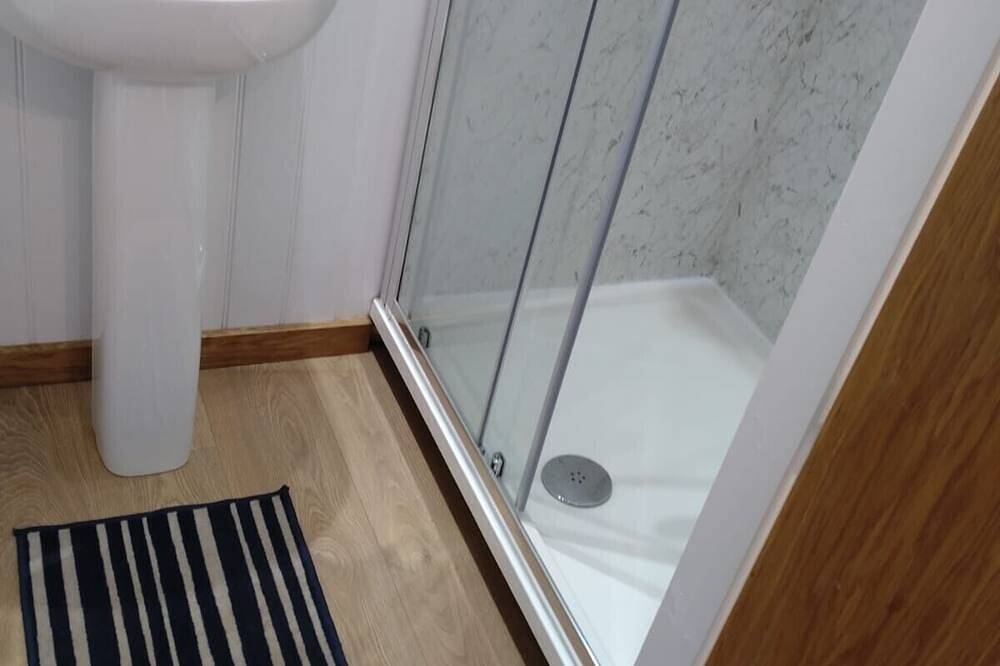 Cosy En-suite Shepherd Huts in beautiful wooded area. in Lancashire