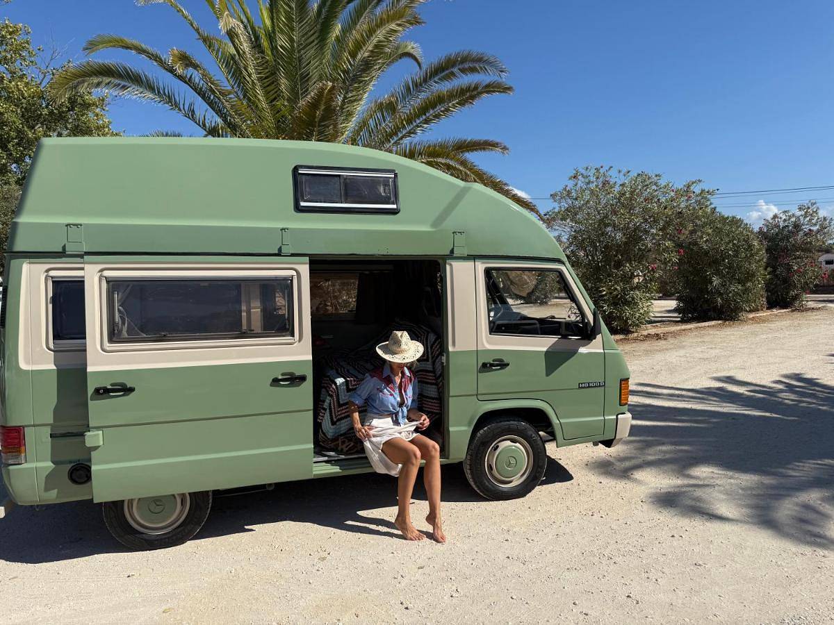 Rent a Blue Classics's campervan Mb100 verde - Algarve - Portugal in Praia da Rocha, Portimão