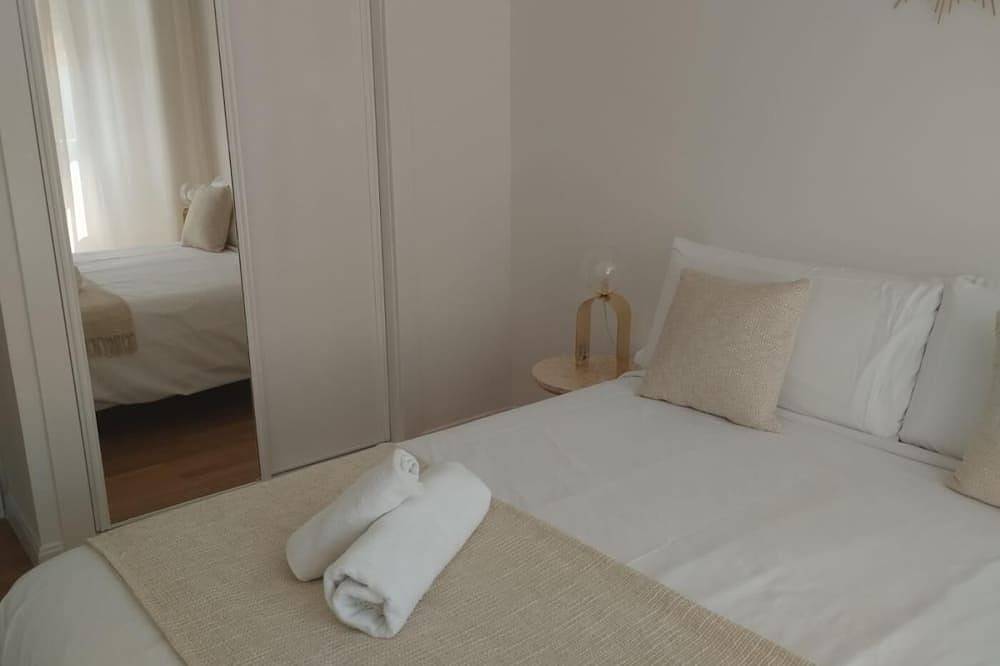 Entire apartment, Las Tablas - 1 Bedroom with sofa bed and terrace in Fuencarral-El Pardo, Madrid