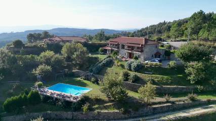 Gîte pour 4 personnes, avec jardin ainsi que vue et piscine, animaux acceptés à Celorico de Basto