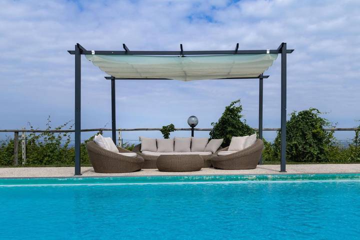 B&b per 2 persone, con panorama e piscina nonché giardino, con animali domestici in La Morra