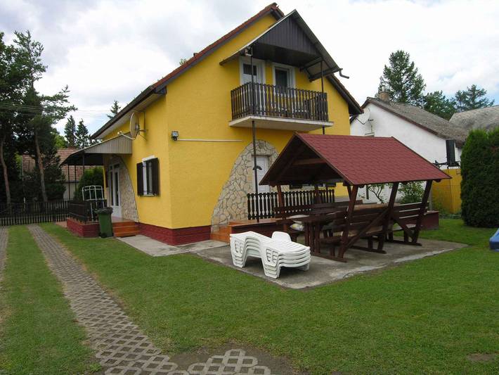 Ferienhaus für 9 Personen, mit Balkon und Garten in Balatonkeresztur