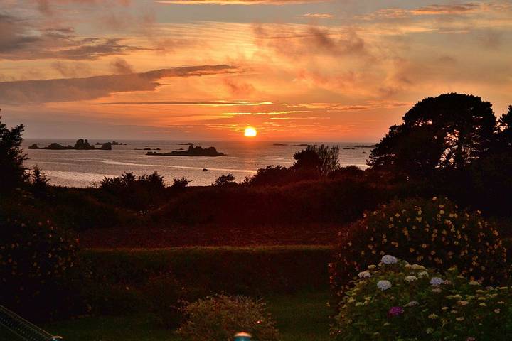 Gîte pour 2 personnes, avec terrasse et jardin à Plougrescant