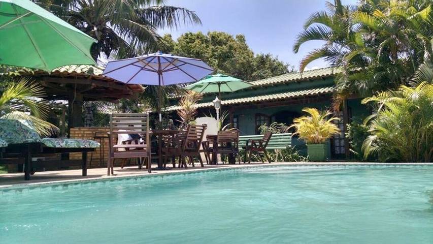 Pousadas para 3 pessoas, com piscina infantil e vista e ainda jardim and piscina em Araruama