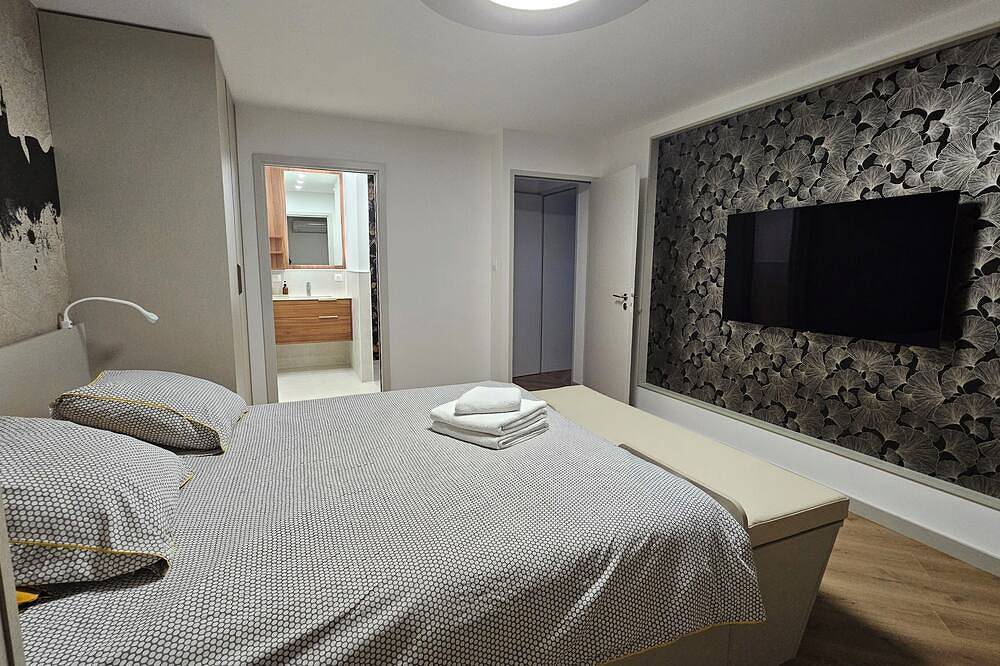 La Maison Bleue in Saint-Mitre-les-Remparts, Istres region