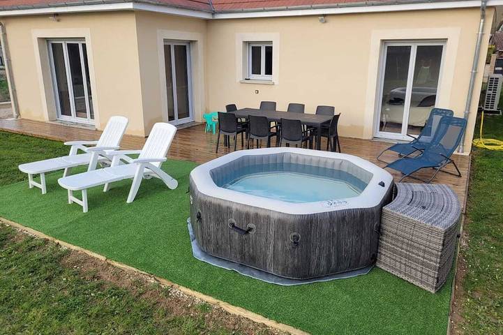 Location de vacances pour 8 personnes, avec Jacuzzi ainsi que Terrasse et Jardin dans Serbonnes