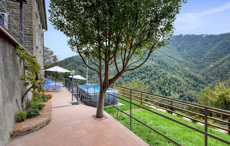 Accogliente appartamento sul mare con piscina e terrazza, a 1.5 km da Tribogna in Aveno (Tribogna), Tribogna
