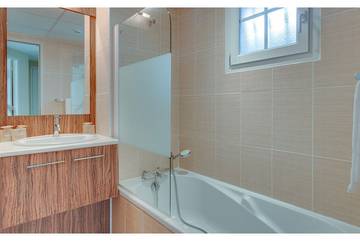 Gîte pour 4 personnes, avec piscine ainsi que terrasse et jardin, animaux acceptés à Tourrettes