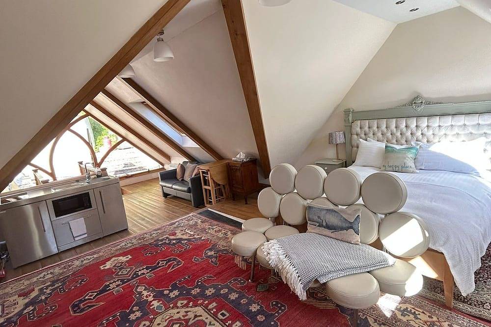 Hel lejlighed, Charming en-suite bedroom with patio in St Aubin in Jersey