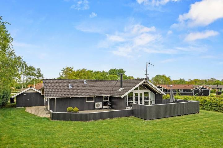 Villa for 6 personer, med Balkon/Terrasse og Jacuzzi samt Sauna i Bork Havn