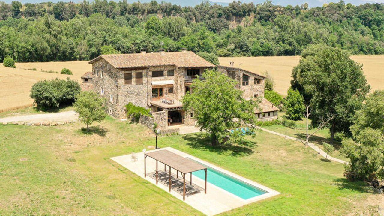 Apartamento vacacional entero, Apartamento de vacaciones para 17 personas con piscina in Montagut y Oix, Garrotxa