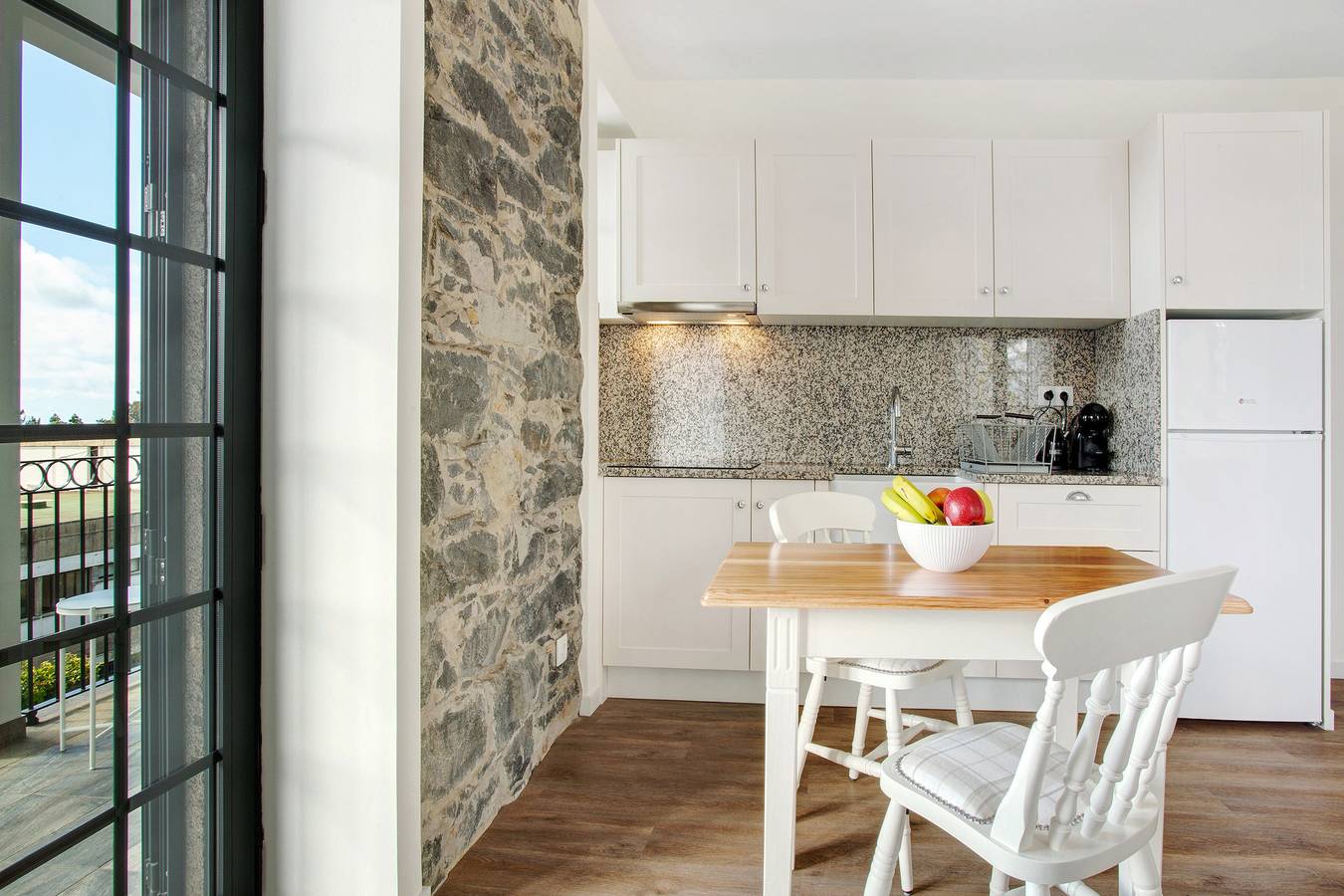 Entire studio, Studio Apartment '4' with Sea View, Shared Pool and Wi-Fi in São Martinho, Madeira