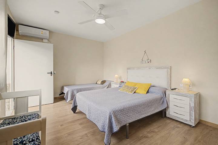 Apartamento entero, Habitación 'Love' con terraza compartida, Wi-Fi y aire acondicionado in el Poblenou del Delta, Amposta