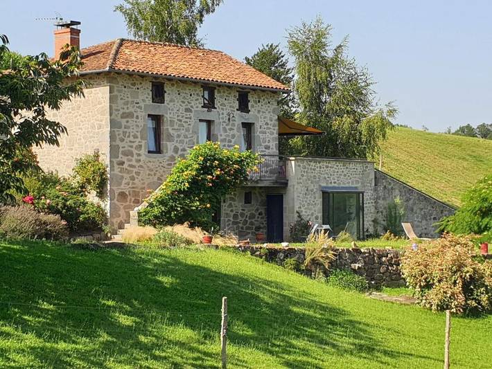 Location de vacances pour 2 personnes, avec Jacuzzi et Terrasse ainsi que Jardin et Piscine à Parlan